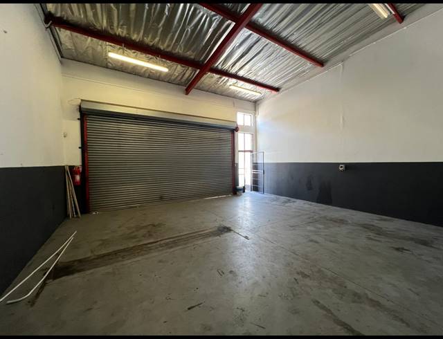 68M² WAREHOUSE TO LET IN FONTAINEBLEAU